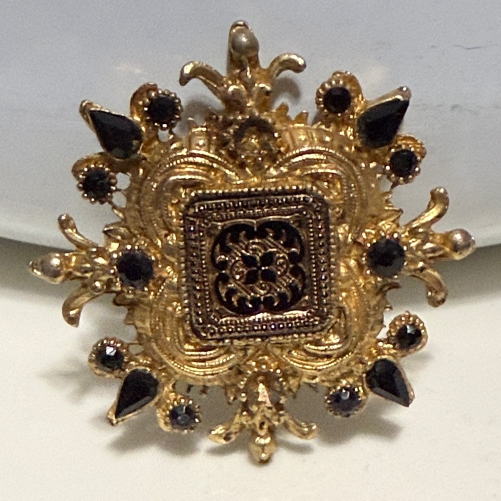 Vintage Gold Filigree Brooch with Black Stones - Picture 2 of 4
